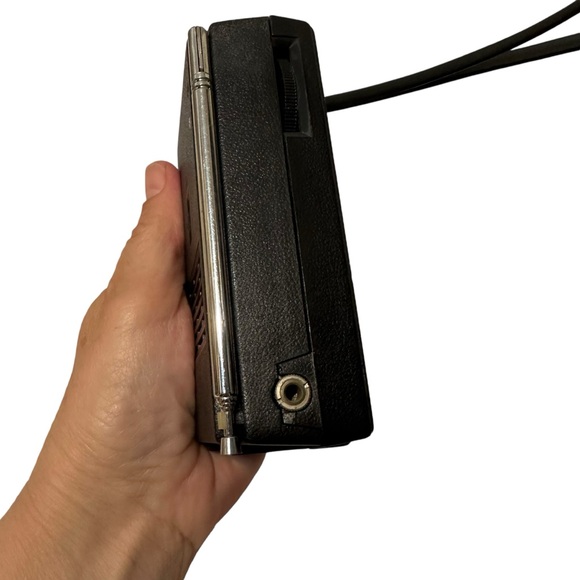 Vintage Realistic Nine Transistor Deluxe AM FM Radio - Picture 6 of 12